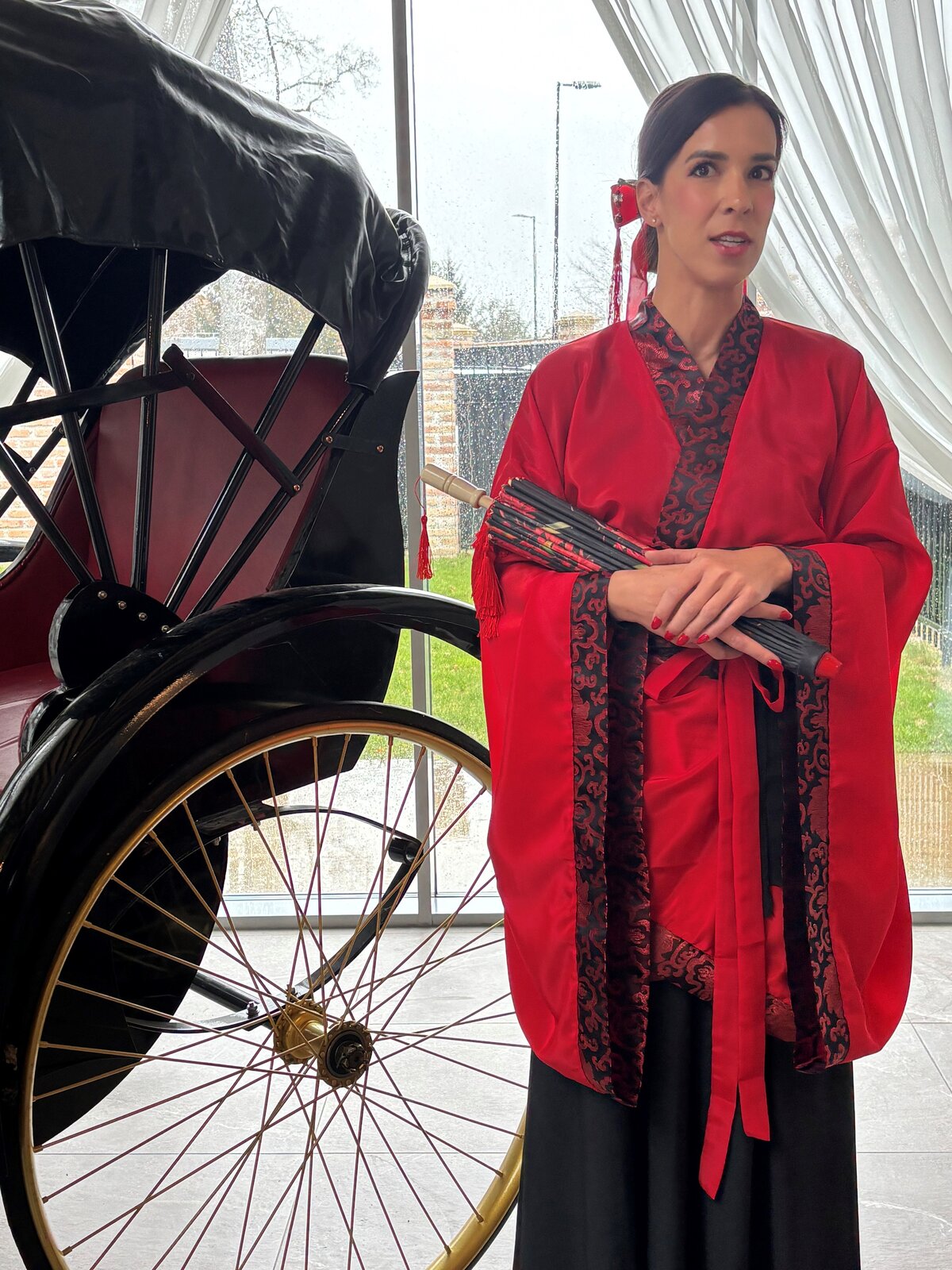 Sprievodkyňa v japonskom kimone pri rikši — odvaha a vytrvalosť