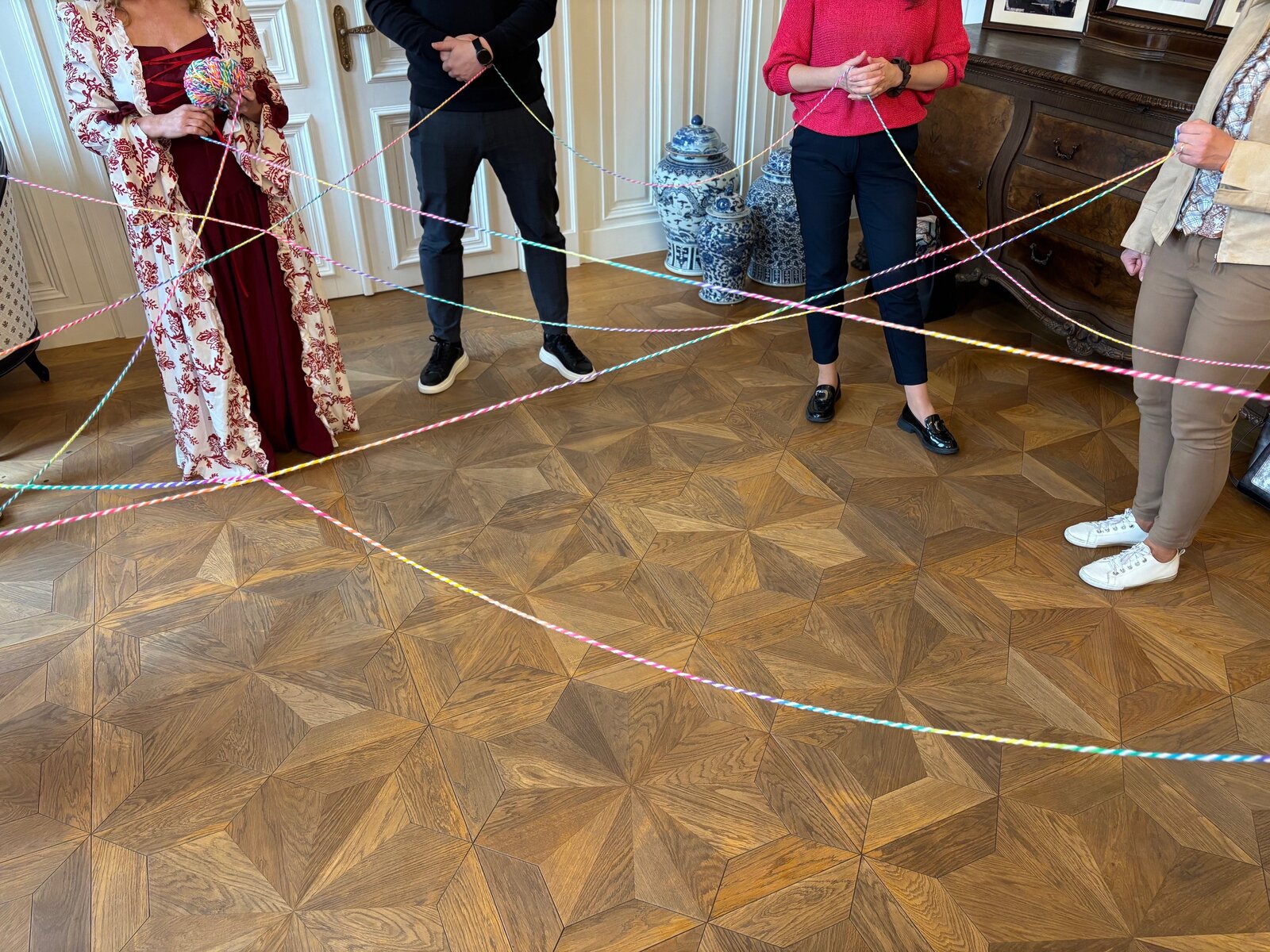 Klbko vlny prepája účastníkov — od napätia k porozumeniu