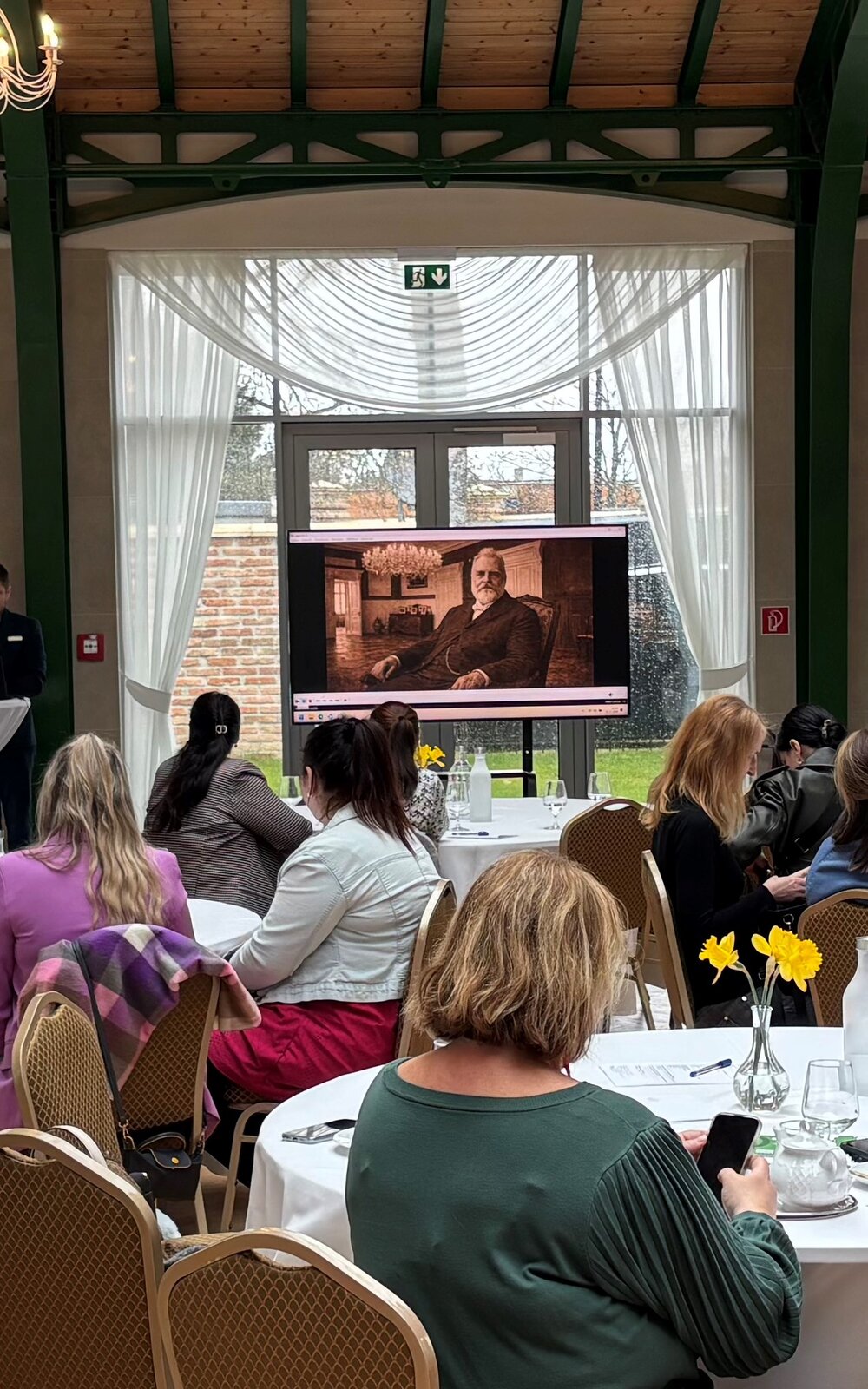 Účastníci teambuildingu sledujú video s portrétom Jozefa Zichyho