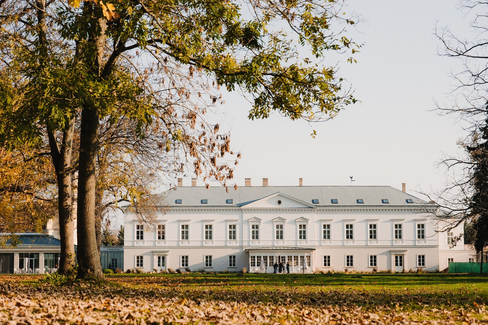Kaštieľ vo Voderadoch v jesennom parku