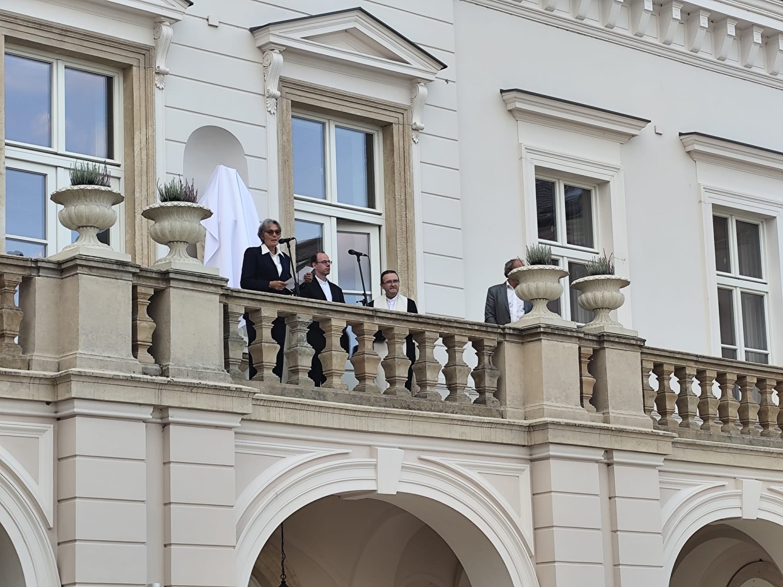 Súsošie Panny Márie na priečelí kaštieľa vo Voderadoch v roku 2025
